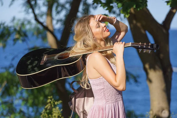Mujer tocando guitarra acústica en el parque — Foto de Stock