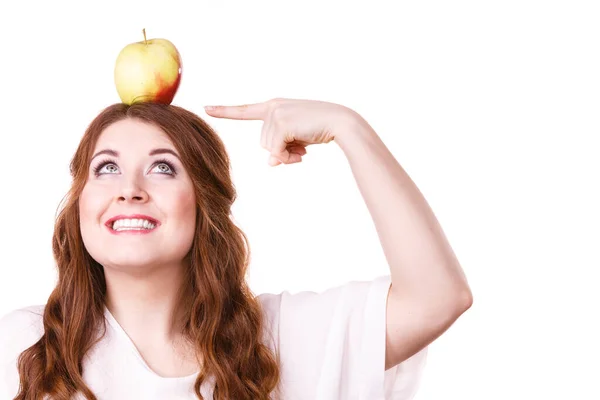 Mujer divertida chica sostiene en cabeza manzana fruta — Foto de Stock