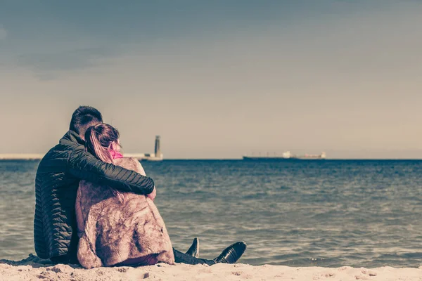 Glückliches Paar hat Date am Strand — Stockfoto