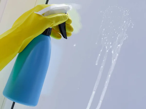 Persona rociando detergente de limpieza de ventanas — Foto de Stock