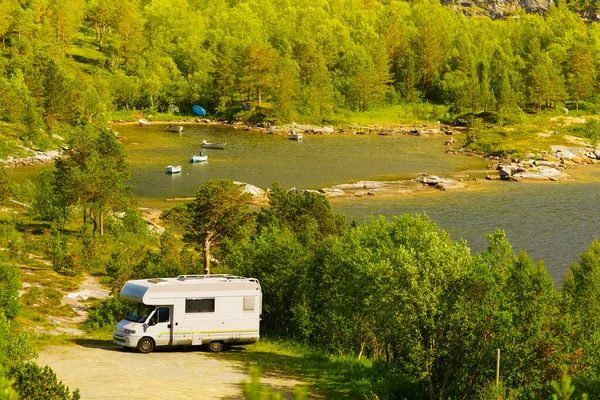 Obóz dla kamperów na norweskim charakterze — Zdjęcie stockowe