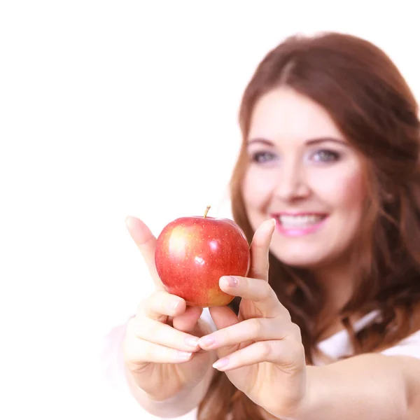 Frau hält roten Apfel in der Hand, konzentriert sich auf Obst — Stockfoto