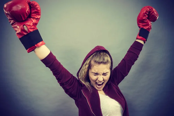 Žena výherce nosí Boxerské rukavice — Stock fotografie