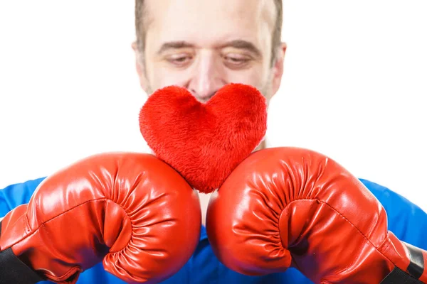 Hombre con guantes de boxeo sosteniendo el corazón —  Fotos de Stock