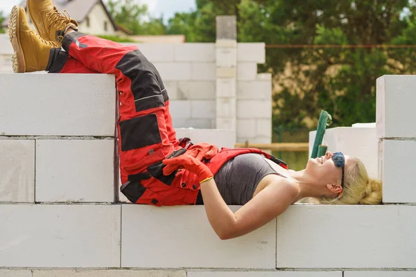 Mujer descansando en obra — Foto de Stock