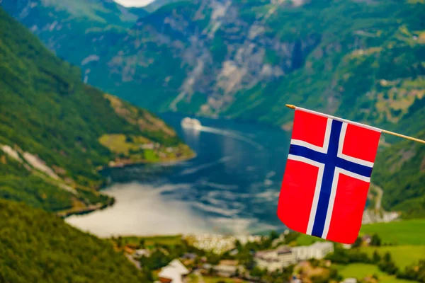 Norwegische Flagge und geiranger Fjordlandschaft — Stockfoto