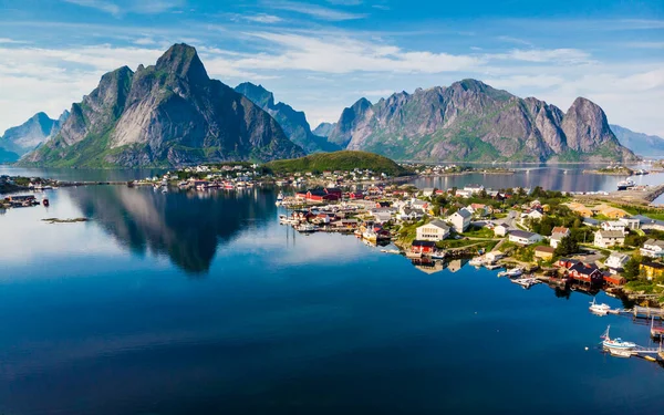 Fjord a hory krajina. Lofoten ostrovy Norska — Stock fotografie