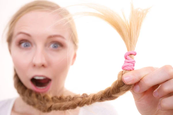 Blond flicka med flätat hår — Stockfoto