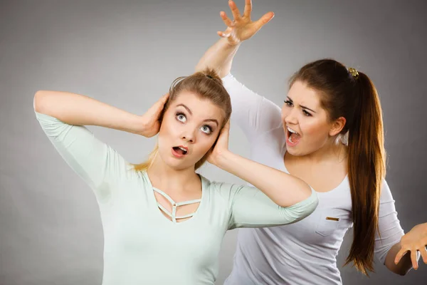 Duas Mulheres Discutindo Brigam Ficando Zangadas Uma Com Outra Feminino — Fotografia de Stock