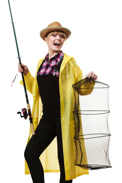 开朗老何概念 黄色的雨衣 拿着钓鱼竿和 Keepnet 开心幸福的女人 — 图库照片
