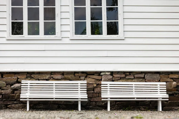 Miejsce Relaks Symetryczne Dwie Białe Ławki Przed Tradycyjnym Skandynawskim Jasnym — Zdjęcie stockowe