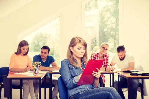 Onderwijs Middelbare School Teamwork Mensen Concept Student Meisje Met Laptop — Stockfoto