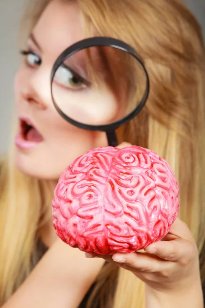 Блондинка Тримає Збільшувальне Скло Досліджуючи Щось Уважно Дивлячись Підроблений Мозок — стокове фото