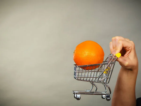 글루텐 채식주의자 제품을 내부는 오렌지와 장바구니를 — 스톡 사진