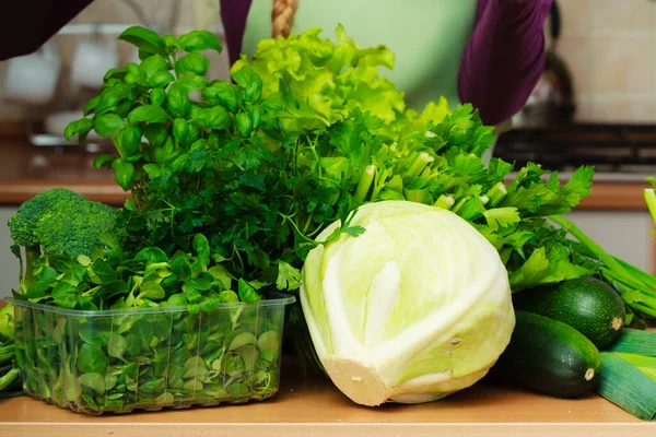 健康饮食和膳食配料的概念 厨房桌上的许多绿色蔬菜 — 图库照片