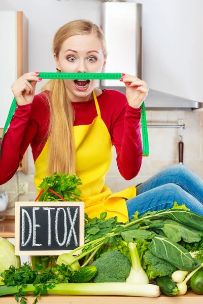 Młoda Kobieta Kuchni Wiele Zielonych Warzyw Prezentujących Pokładzie Detox Znak — Zdjęcie stockowe