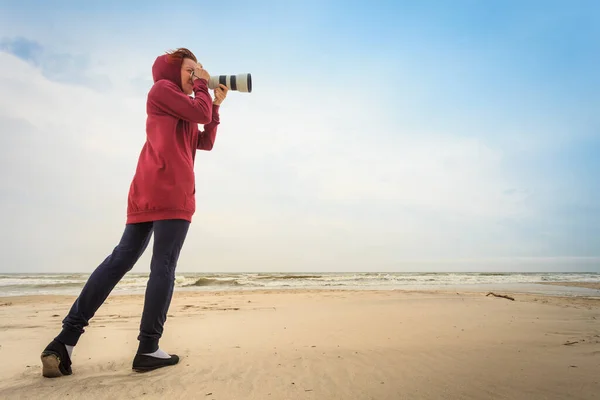 계절에 해안선을 산책하며 카메라를 사용하여 사진을 시간을 — 스톡 사진