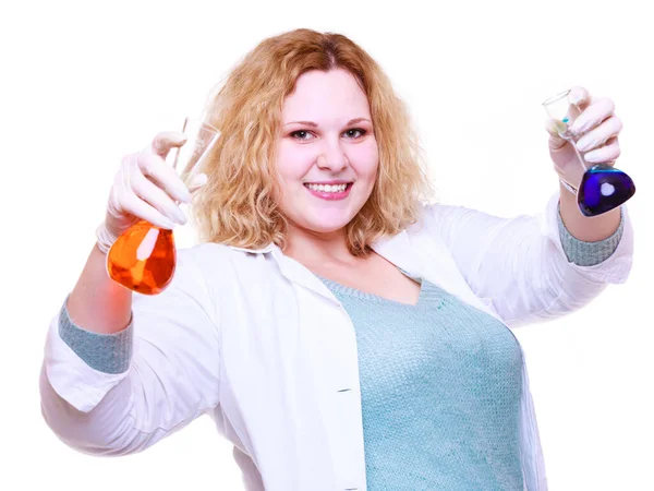 Наука Образование Учёный Школьной Лаборатории Счастливая Девушка Держит Химические Колбы — стоковое фото