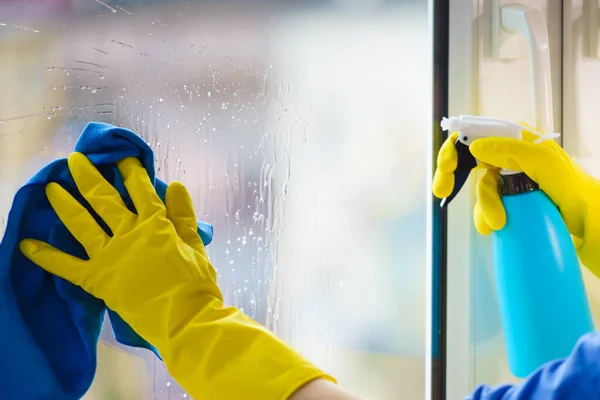 Weibliche Hand Gelben Handschuhen Putzt Fensterscheibe Mit Lappen Und Sprühwaschmittel — Stockfoto