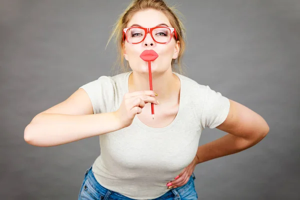 Mujer Feliz Sosteniendo Labios Falsos Palo Divirtiéndose Foto Carnaval Divertido — Foto de Stock