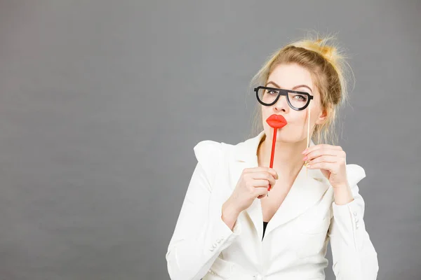 Felice Donna Elegante Che Tiene Accessori Carnevale Bastone Divertirsi Lavoro — Foto Stock