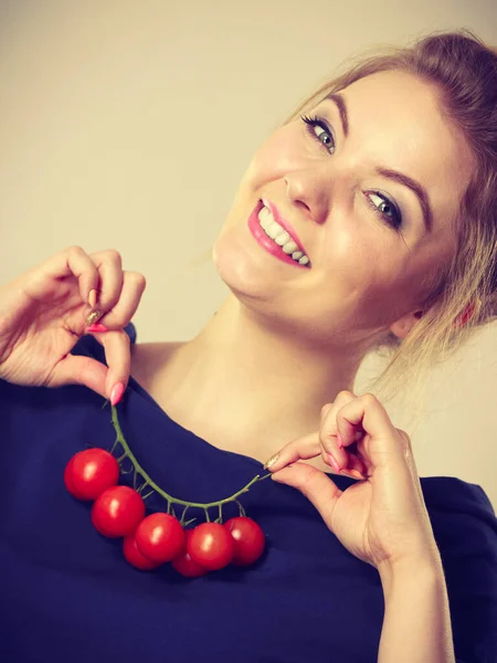 Organik Sebzeler Gıda Konsepti Mutlu Mutlu Gülümseyen Kadın Elinde Taze — Stok fotoğraf