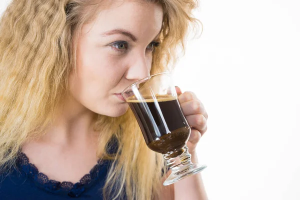 Mulher Positiva Segurando Café Preto Prestes Beber Obtendo Energia Matinal — Fotografia de Stock