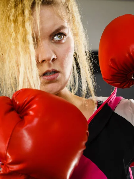 Deportiva Mujer Decidida Enojada Usando Guantes Boxeo Rojos Luchando Estudio —  Fotos de Stock