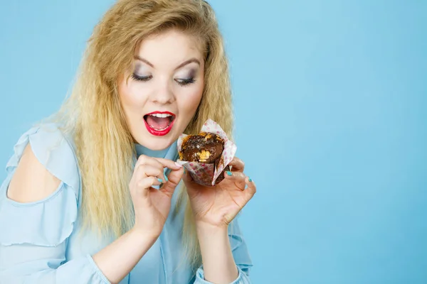 Açúcar Doce Nos Faz Felizes Mulher Loira Atraente Segura Delicioso — Fotografia de Stock