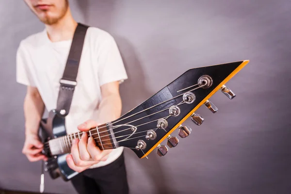 Primer Plano Del Hombre Tocando Guitarra Eléctrica Durante Concierto Estudio —  Fotos de Stock