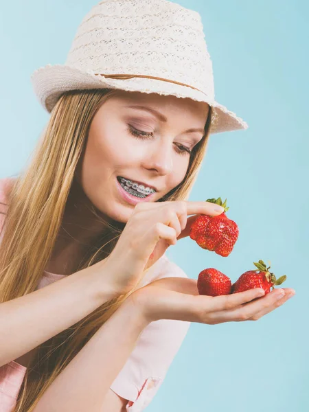 Jovem Adolescente Alegre Feliz Pronto Para Verão Vestindo Roupa Rosa — Fotografia de Stock