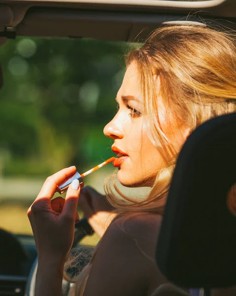 Concepto Conducción Automática Peligro Joven Conductora Pintándose Los Labios Aplicando —  Fotos de Stock