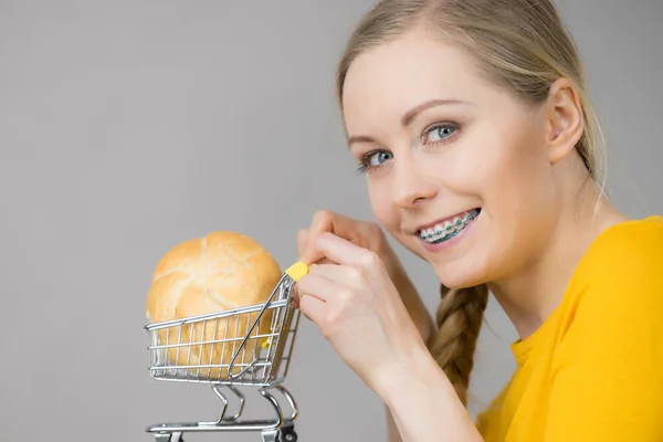 Köpa Glutenprodukter Koncept Lycklig Kvinna Håller Kundvagn Vagn Med Bulle — Stockfoto