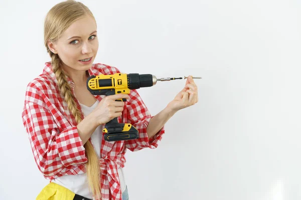 Frau Mit Gelbem Bohrer Begriff Etwas Bohren Hardware Baustellenkonzept — Stockfoto