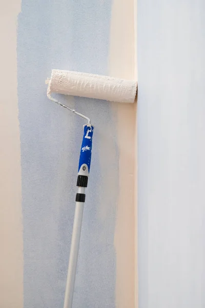 Person Die Mit Einem Rollerpinsel Farbe Die Wand Bringt Sanierungskonzept — Stockfoto