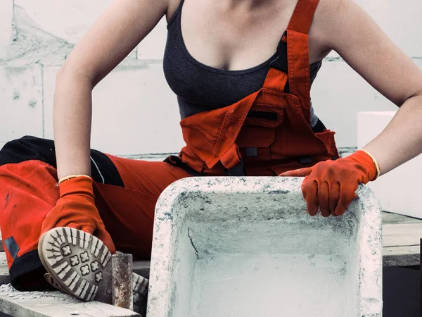 Onherkenbaar Vrouw Dragen Werkkleding Werken Bouwplaats Met Lege Cement Mortel — Stockfoto
