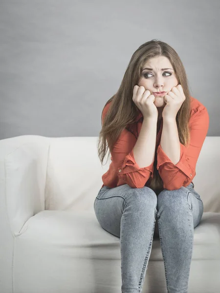 Triest Bezorgd Vrouw Wachten Voor Iets Zittend Bank Wordt Zeer — Stockfoto