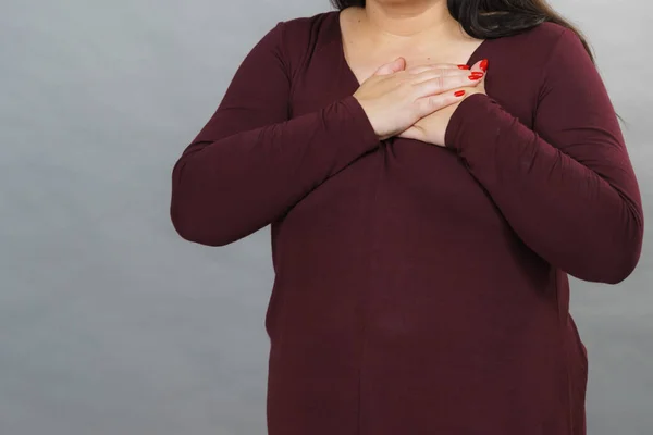 Yetişkin Bir Kadın Sağlıkla Ilgili Sorun Yaşıyor Göğsünde Kalp Ağrısı — Stok fotoğraf