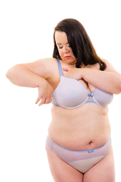 再加上大小的女人肚皮脂肪在内衣 超重成熟女性穿着内衣 隔离在白色 — 图库照片