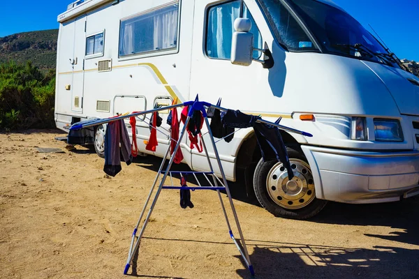 Campeggio Sulla Spiaggia Concetto Avventura Vestiti Appesi Asciugare Sulla Linea — Foto Stock