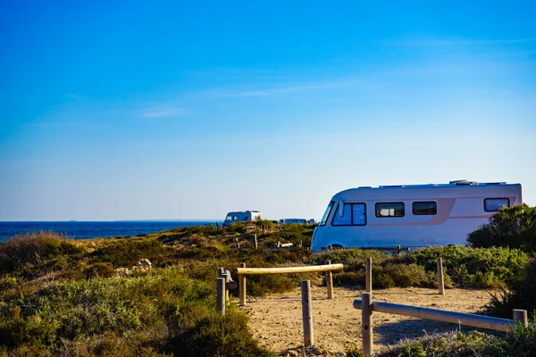 Kamper Pojazdy Rekreacyjne Wybrzeżu Morza Śródziemnego Hiszpanii Kemping Plaży Natury — Zdjęcie stockowe