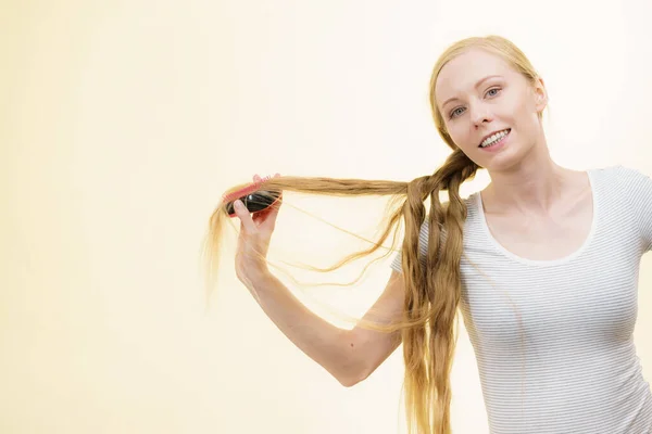 Blond Meisje Met Borstel Kammen Haar Lange Haar Een Meisje — Stockfoto