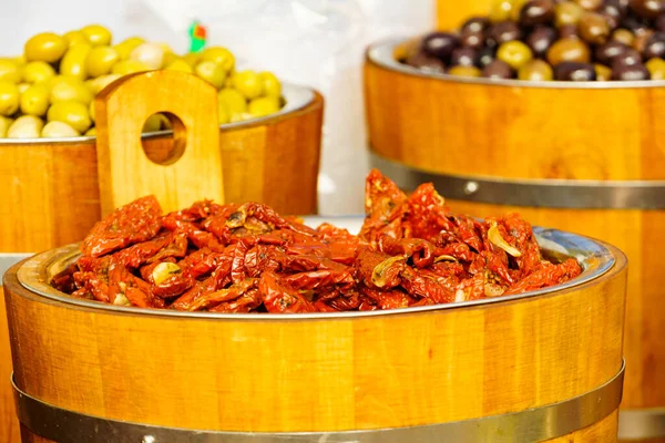 Olivy Papriky Prodej Venkovním Trhu Potravin — Stock fotografie