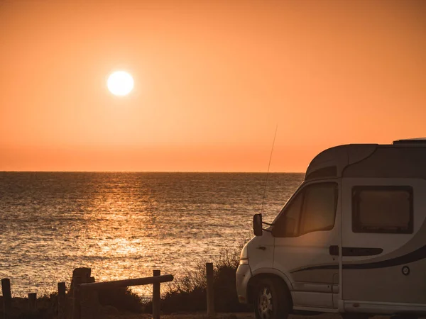 Samochód Kempingowy Wschodzie Słońca Wybrzeżu Morza Śródziemnego Hiszpanii Kemping Plaży — Zdjęcie stockowe