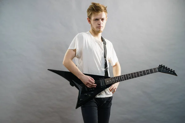 Man Spelar Elgitarr Spelningen Musikinstrument Tonårspojke Med Musikhobby — Stockfoto