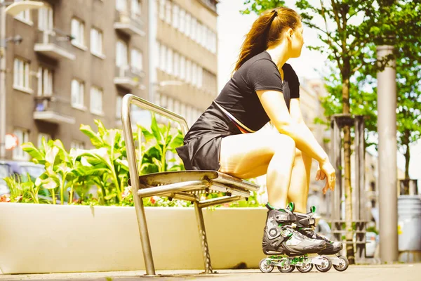 Jovem Feliz Usando Patins Sentados Cidade Feminino Sendo Esportivo Divertindo — Fotografia de Stock