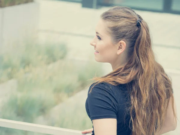 Gelukkig Tiener Vrouw Genieten Van Haar Vrijetijd Vrouw Met Lang — Stockfoto