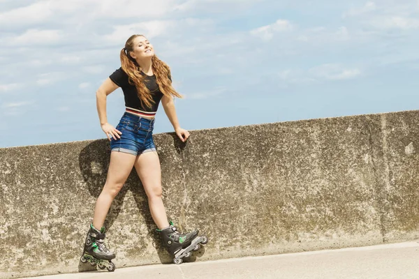 Jovem Mulher Usando Patins Livre Menina Ajuste Elegante Divertindo Dia — Fotografia de Stock