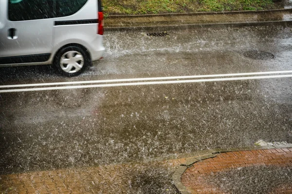 Deszcz Mieście Samochód Jadący Ulicy Podczas Ulewy Rozpryski Wody Rozlewy — Zdjęcie stockowe