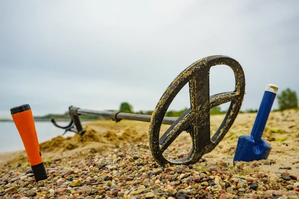 没人寻找宝藏 带附件针头和铲子的电子金属探测器装置在沙滩上 — 图库照片